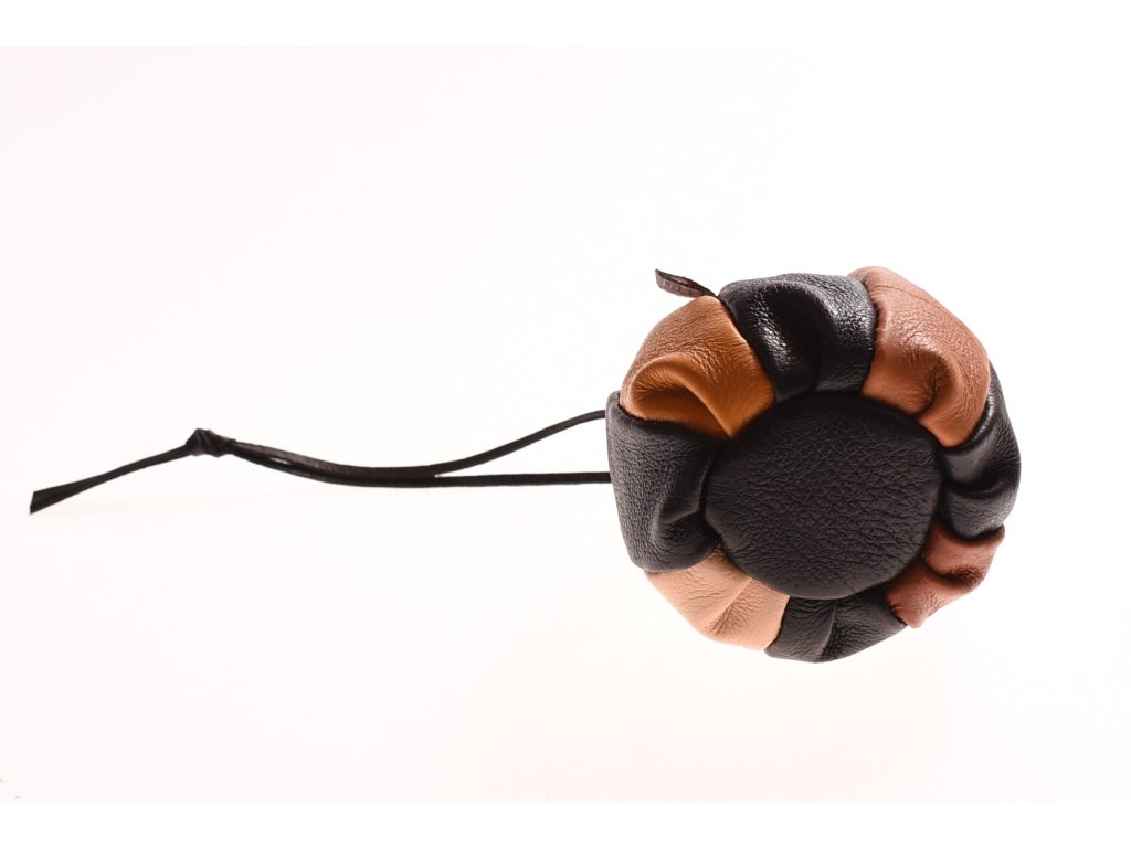 Detail malého koženého měšce