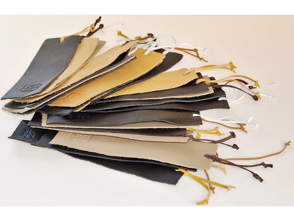 Detail kožené záložky s ozdobnou šňůrkou