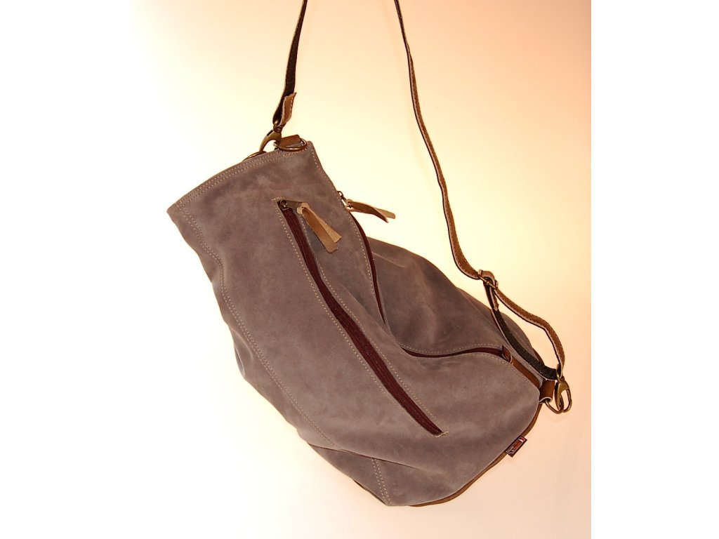 Detail broušené hovězí usně a kovového kování – Páji