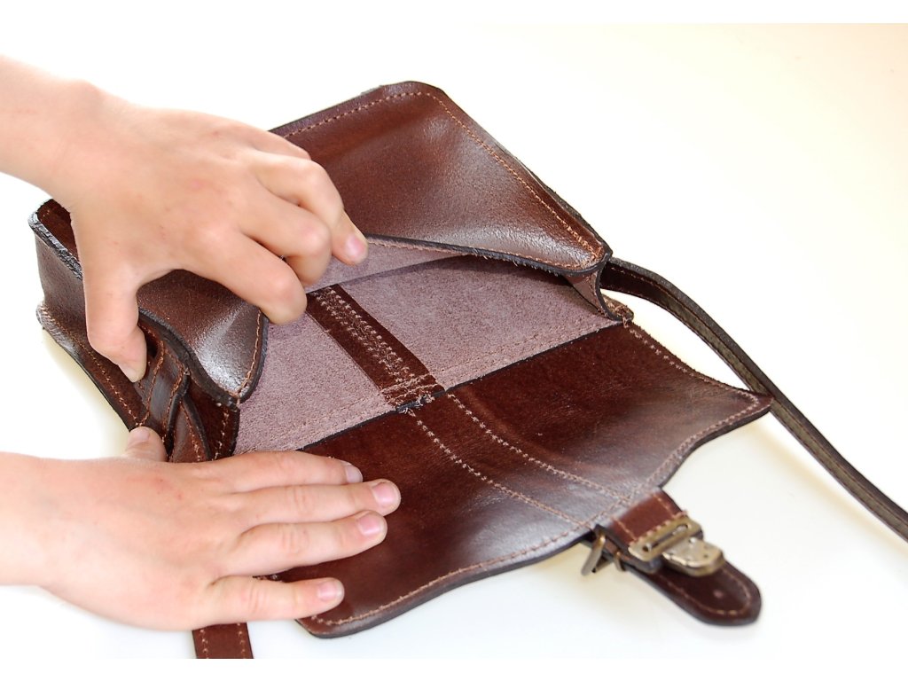 Detail lakované kožené kabelky Ája