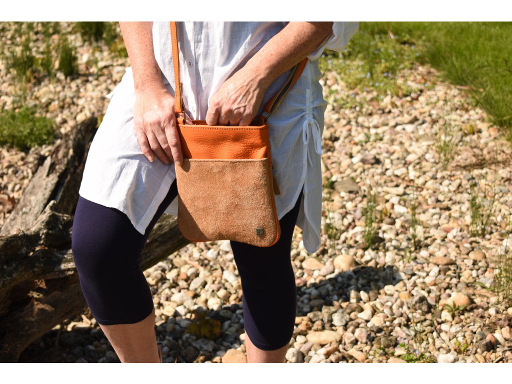 Detail kožené kabelky Lenka