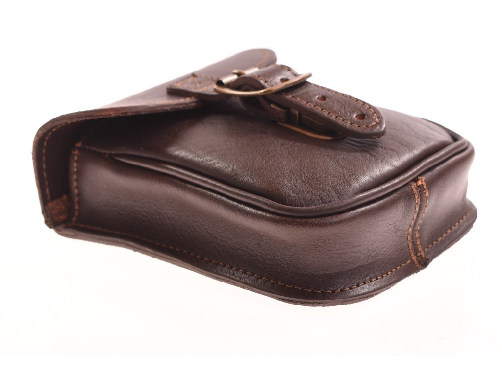 Detail olejované kůže pánské kapsy KUBÁT – ruční výroba