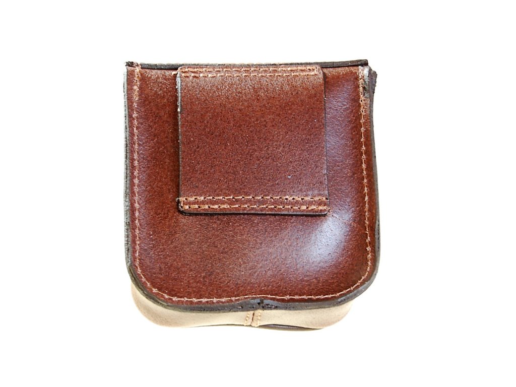 Detail olejované kůže kapsy KUBÁT – ruční výroba