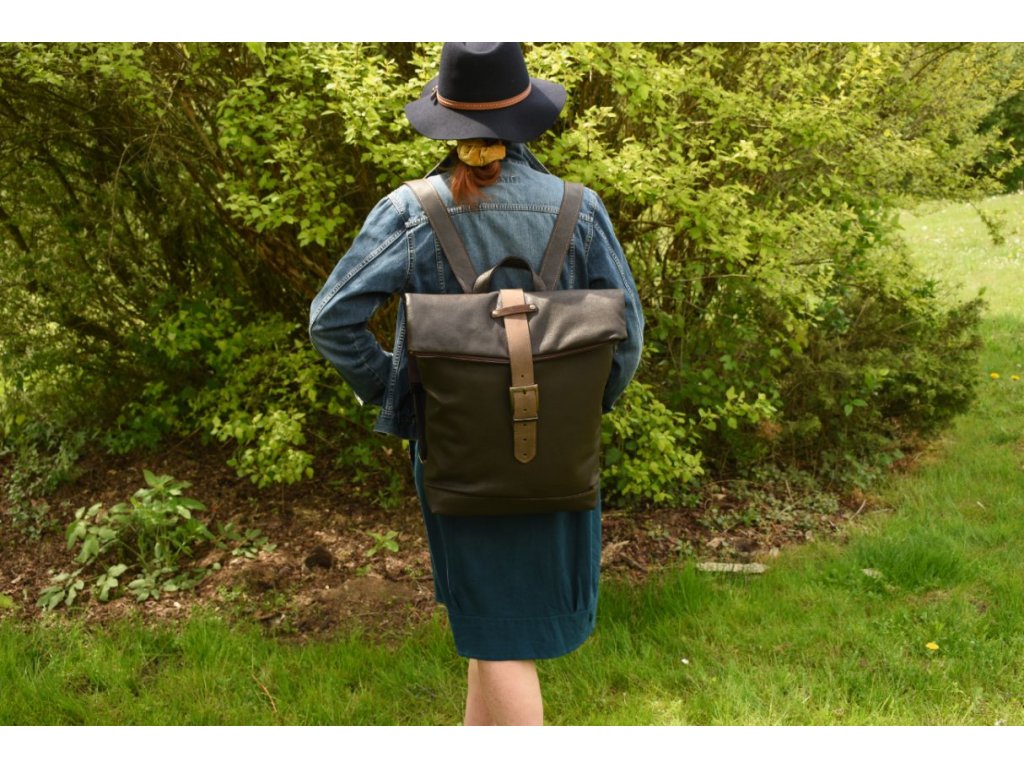 Praktické kapsy a rolování – Tom