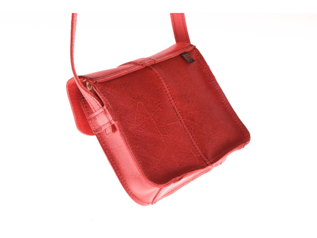 Detail lakované kožené kabelky Ája