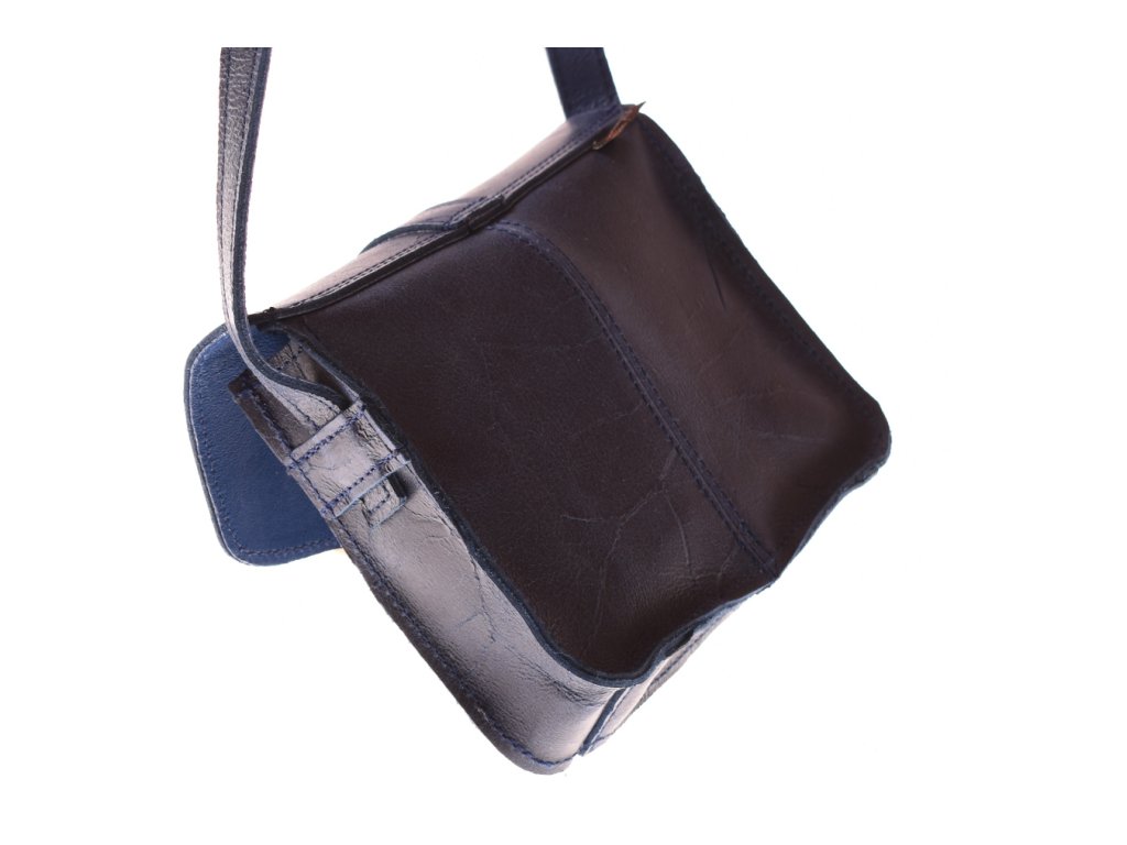 Detail lakované kožené kabelky Ája