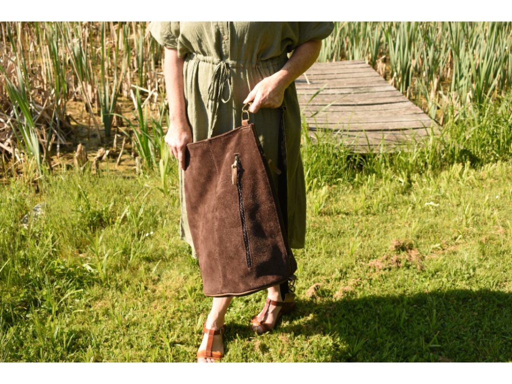 Přední svislá kapsa, vnitřní zip a klíčenka – Páji