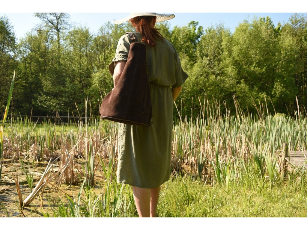 Detail broušené hovězí usně a kovového kování – Páji