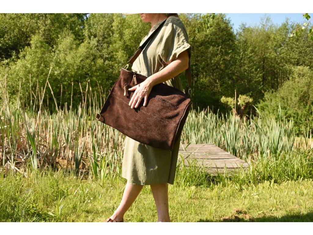 Kožený vak Páji – ruční výroba a tři způsoby nošení