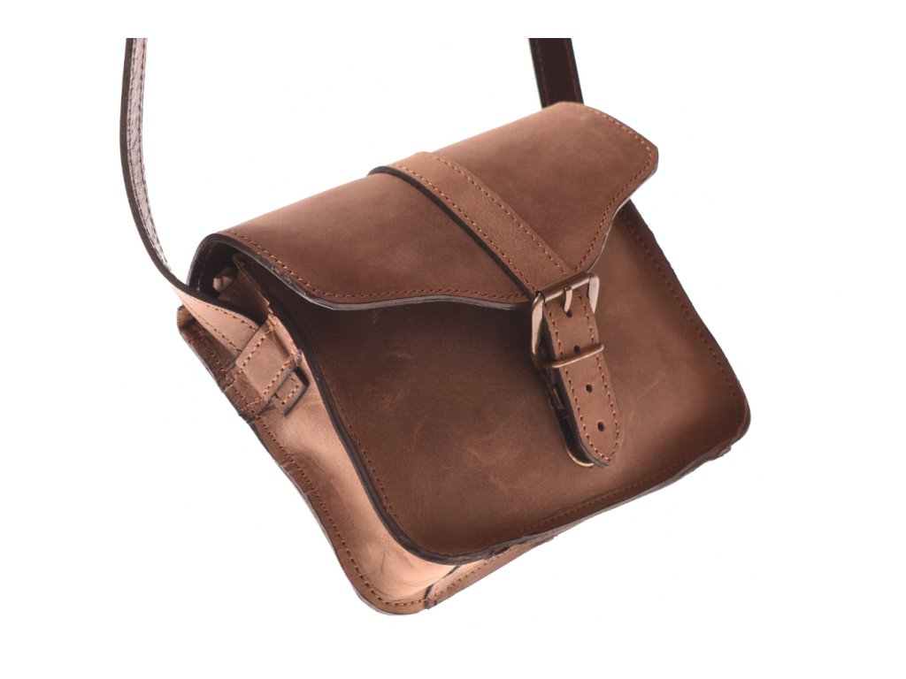 Detail lakované kožené kabelky Ája