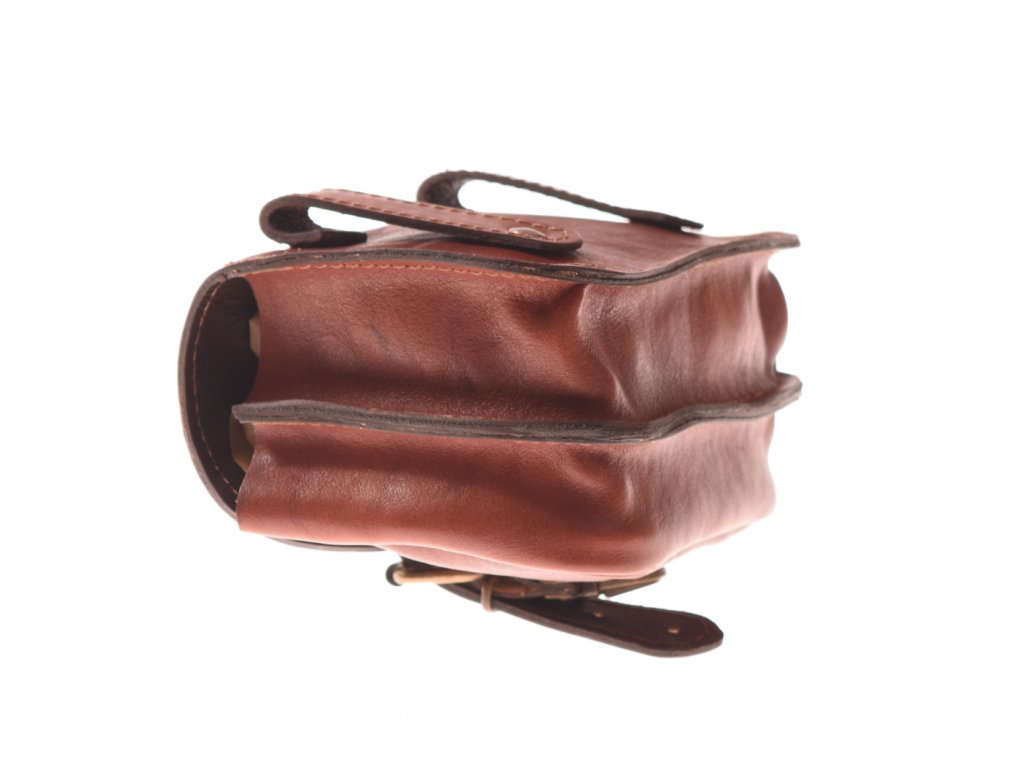 Detail hovězí kůže pánské kapsy KUBÁT – ruční výroba