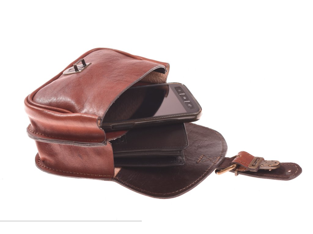 Detail zapínání a uchycení kožené kapsy KUBÁT na opasek