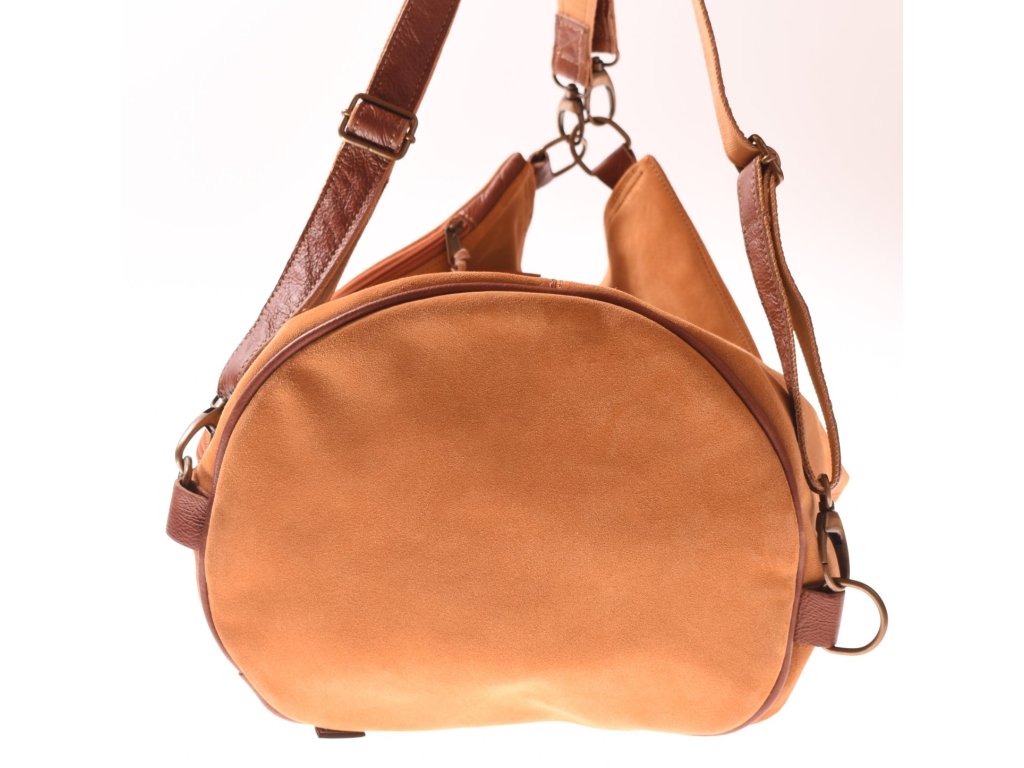 Detail broušené hovězí usně a kovového kování – Páji