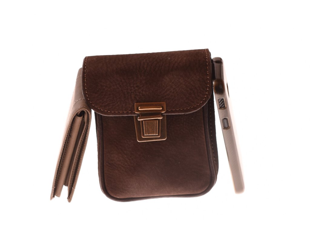 Detail olejované kůže kapsy KUBÁT – ruční výroba