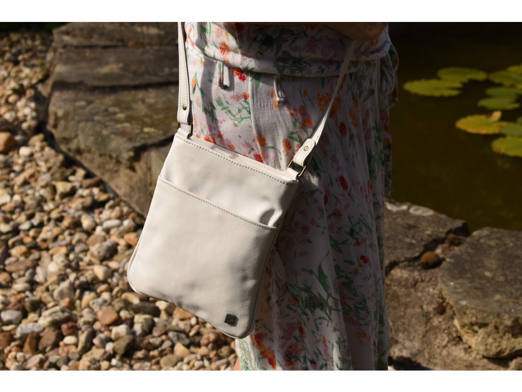 Detail kožené kabelky Lenka