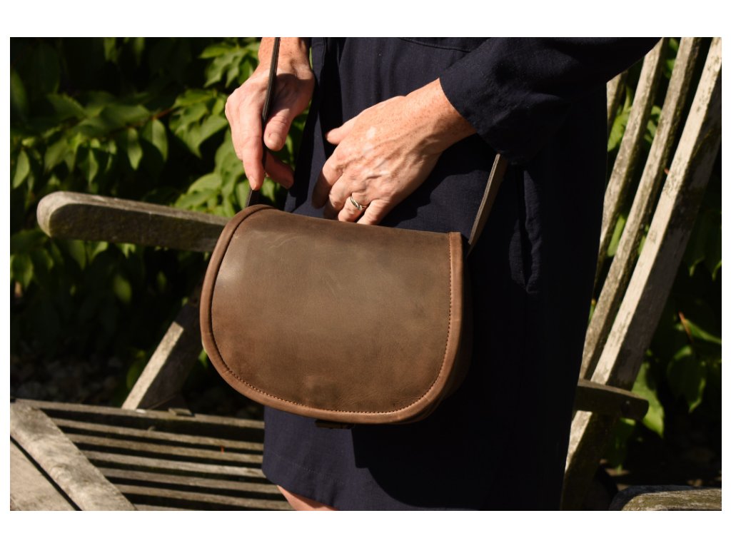 Kožená lovecká kabelka s přezkou