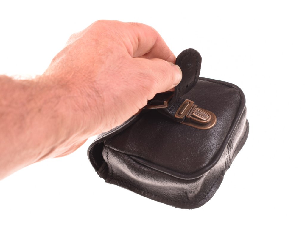 Detail zapínání kožené kapsy KUBÁT – kovový zámek