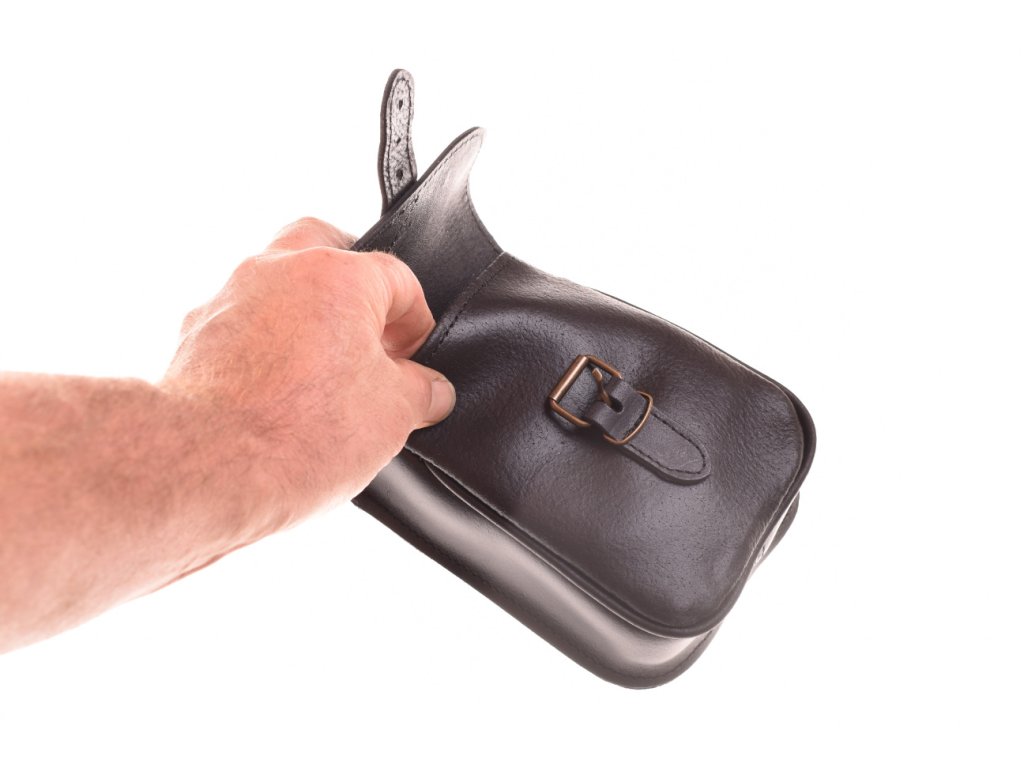 Detail olejované kůže pánské kapsy KUBÁT – ruční výroba