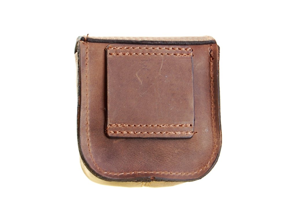 Detail přezky malé kožené kapsy na opasek KUBÁT