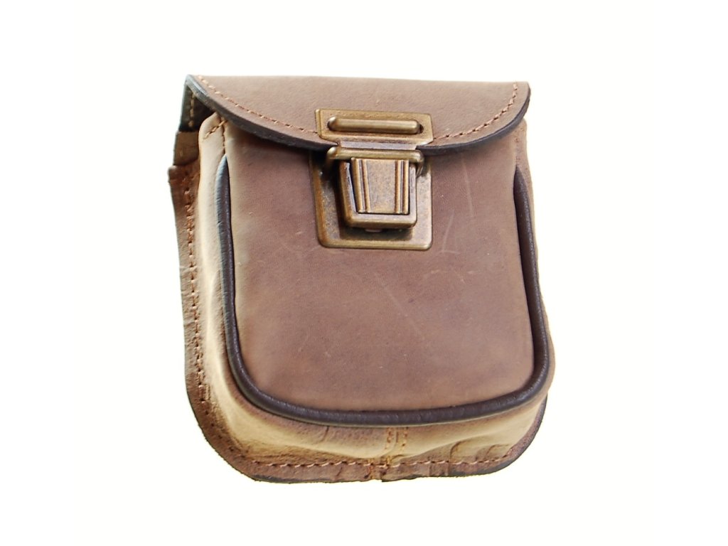 Detail hovězí kůže malé kapsy KUBÁT – ruční výroba