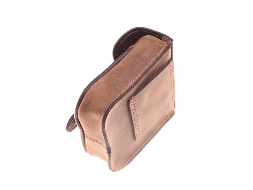 Detail olejované kůže pánské kapsy KUBÁT – ruční výroba