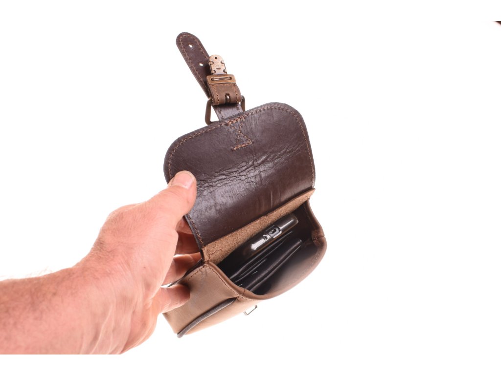 Detail kožené kapsy KUBÁT – uzávěr a konstrukce