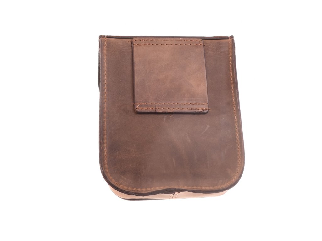 Detail olejované kůže pánské kapsy KUBÁT – ruční výroba