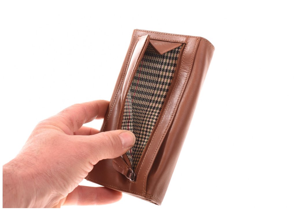 Detail dámské lakované peněženky KUBÁT – ruční práce