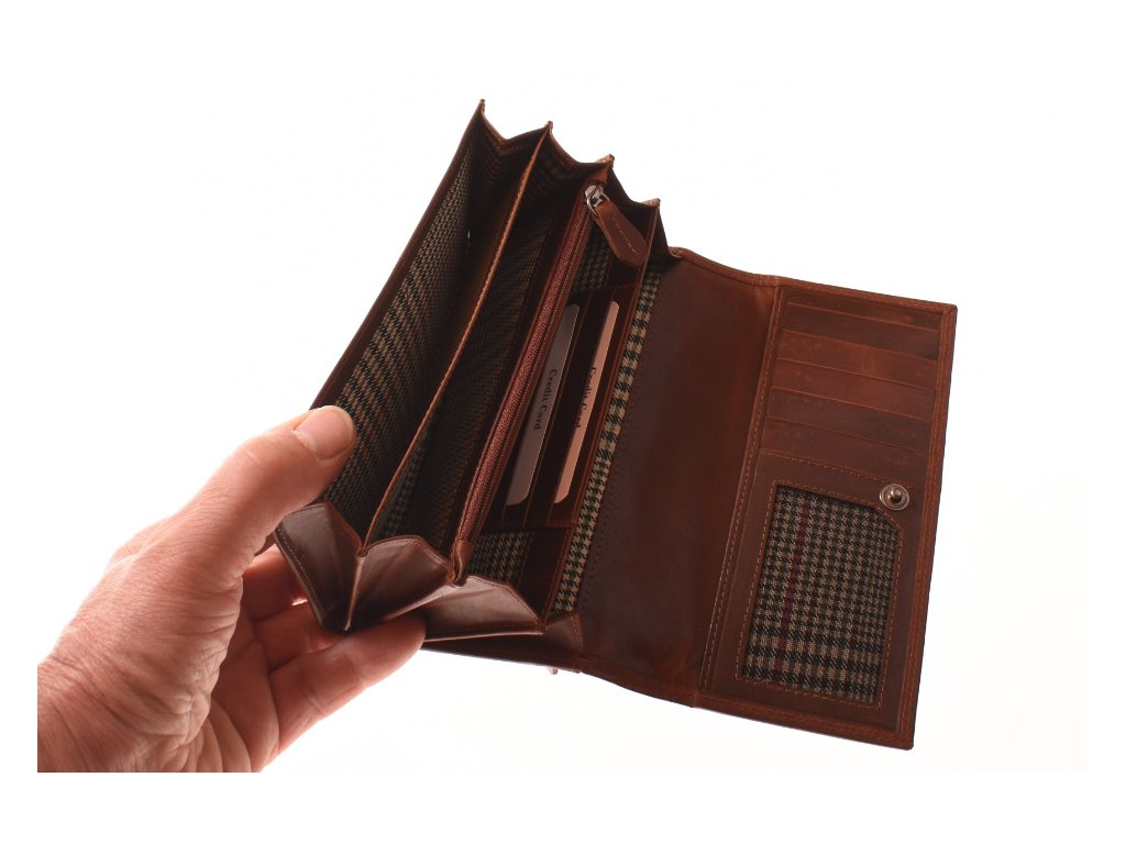 Detail dámské lakované peněženky KUBÁT – ruční práce