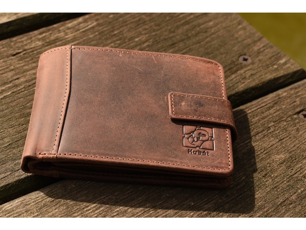 Interiér pánské peněženky KUBÁT – zápinka a přehledné uspořádání