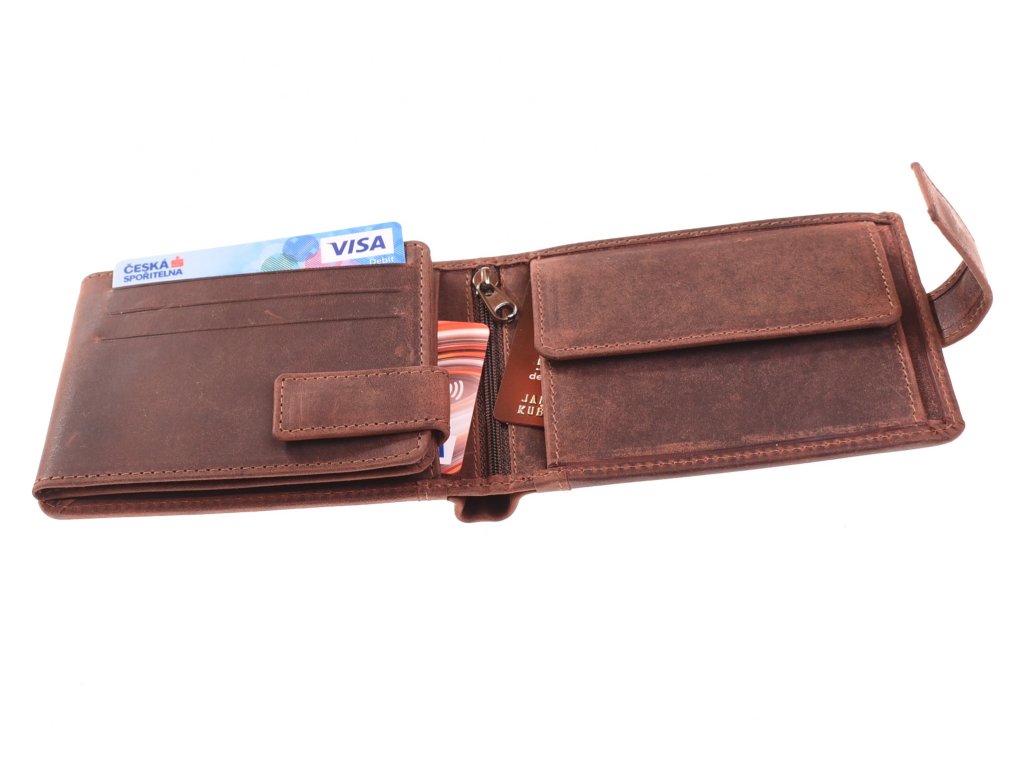 Detail olejované kůže pánské peněženky KUBÁT – safari vzhled