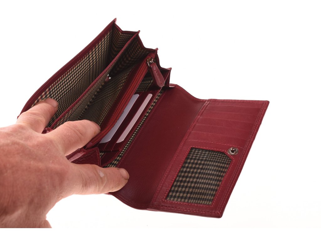 Detail lakované teletiny peněženky KUBÁT – ruční výroba