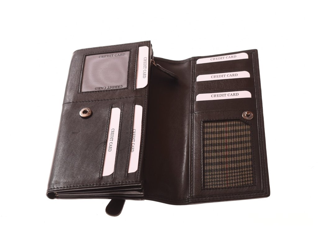 Detail lakované teletiny peněženky KUBÁT – ruční výroba