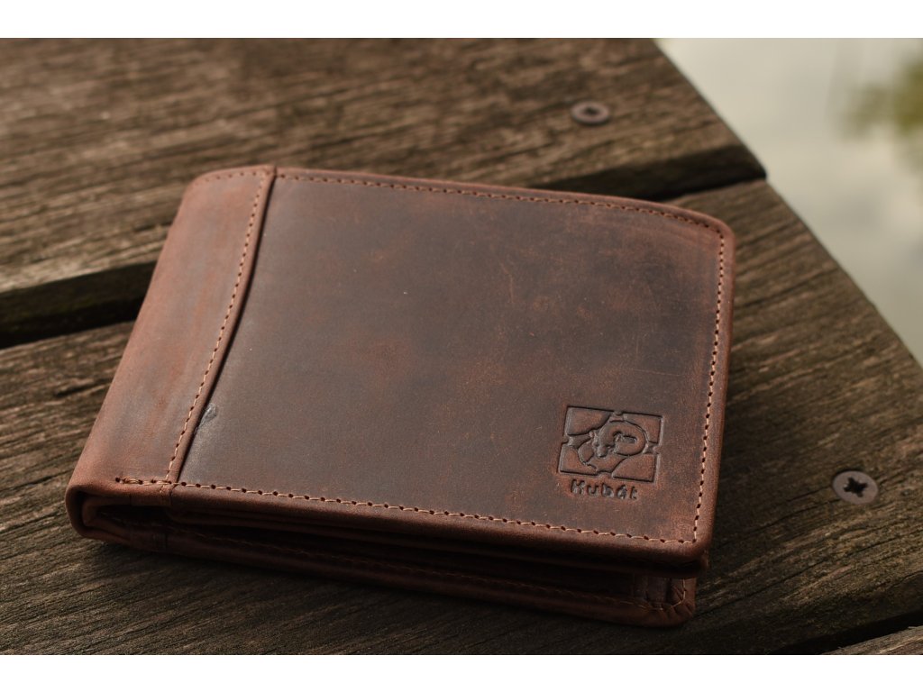 Interiér pánské peněženky KUBÁT – zápinka a přehledné uspořádání