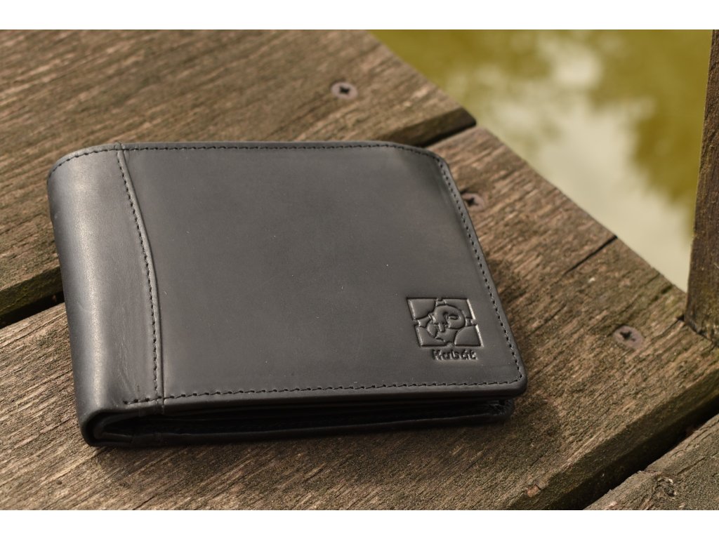 Interiér pánské peněženky KUBÁT – zápinka a přehledné uspořádání