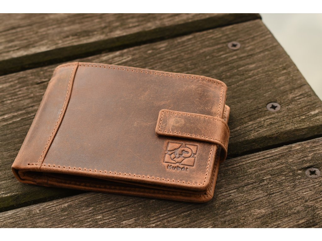 Interiér pánské peněženky KUBÁT – zápinka a přehledné uspořádání