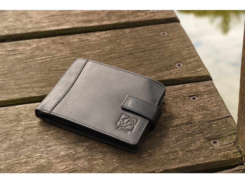 Interiér pánské peněženky KUBÁT – zápinka a přehledné uspořádání