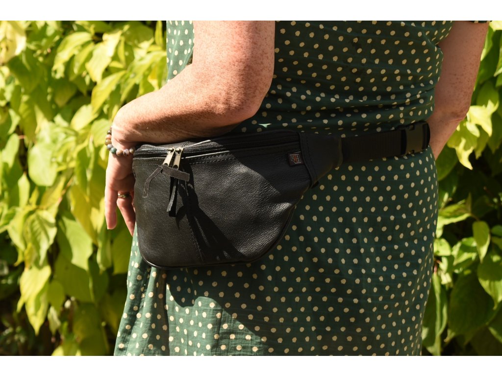 Kožená ručně vyrobená velká ledvinka KUBÁT z přírodní kůže