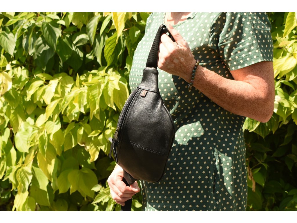 Detail zapínání a kapes ledvinky KUBÁT