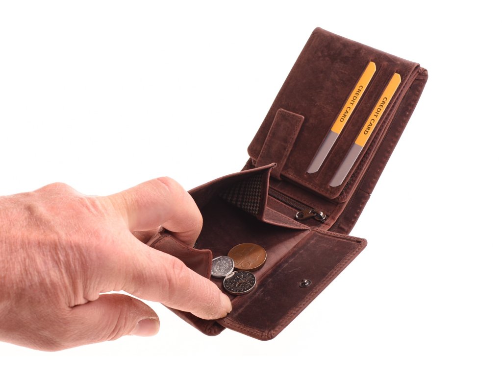 Detail olejované broušené kůže peněženky KUBÁT – safari vzhled