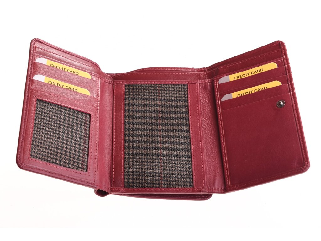 Detail lakované teletiny peněženky KUBÁT – ruční výroba