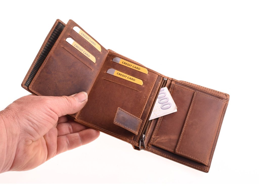 Detail zpracování pánské kožené peněženky KUBÁT – broušená kůže