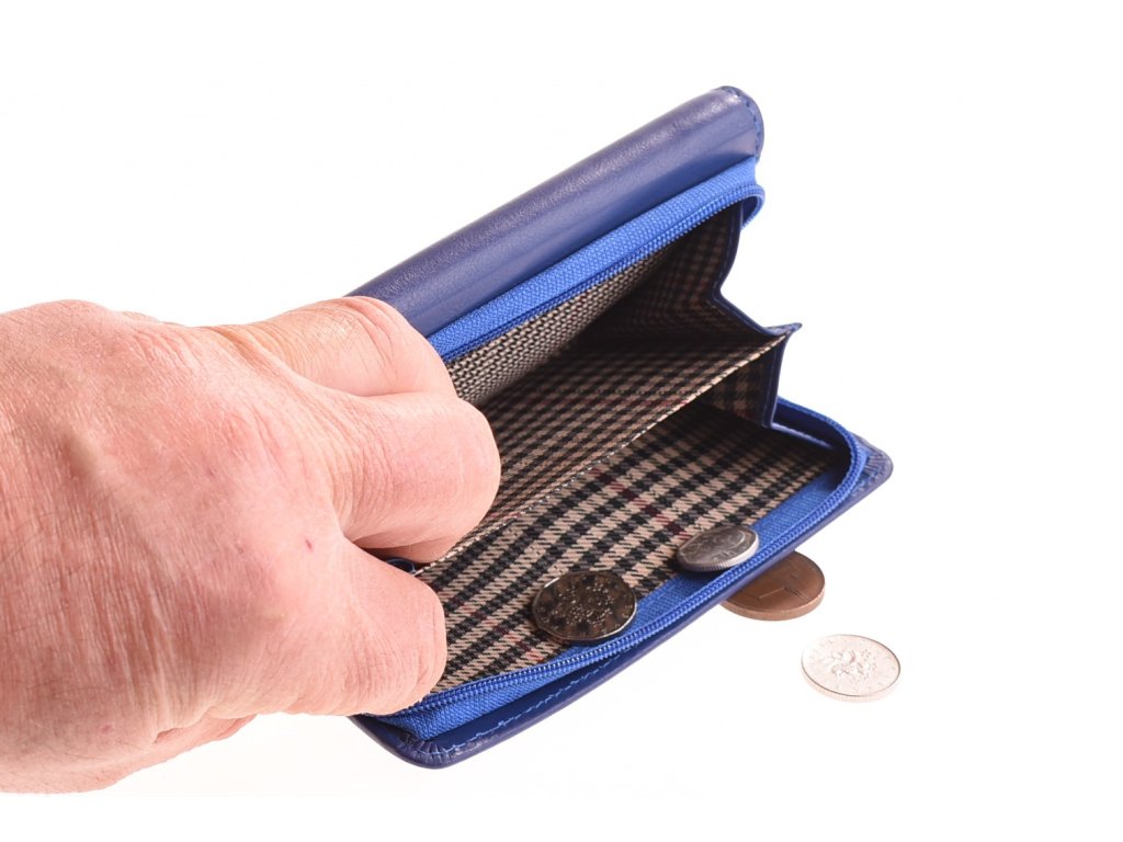 Detail lakované teletiny peněženky KUBÁT – ruční výroba