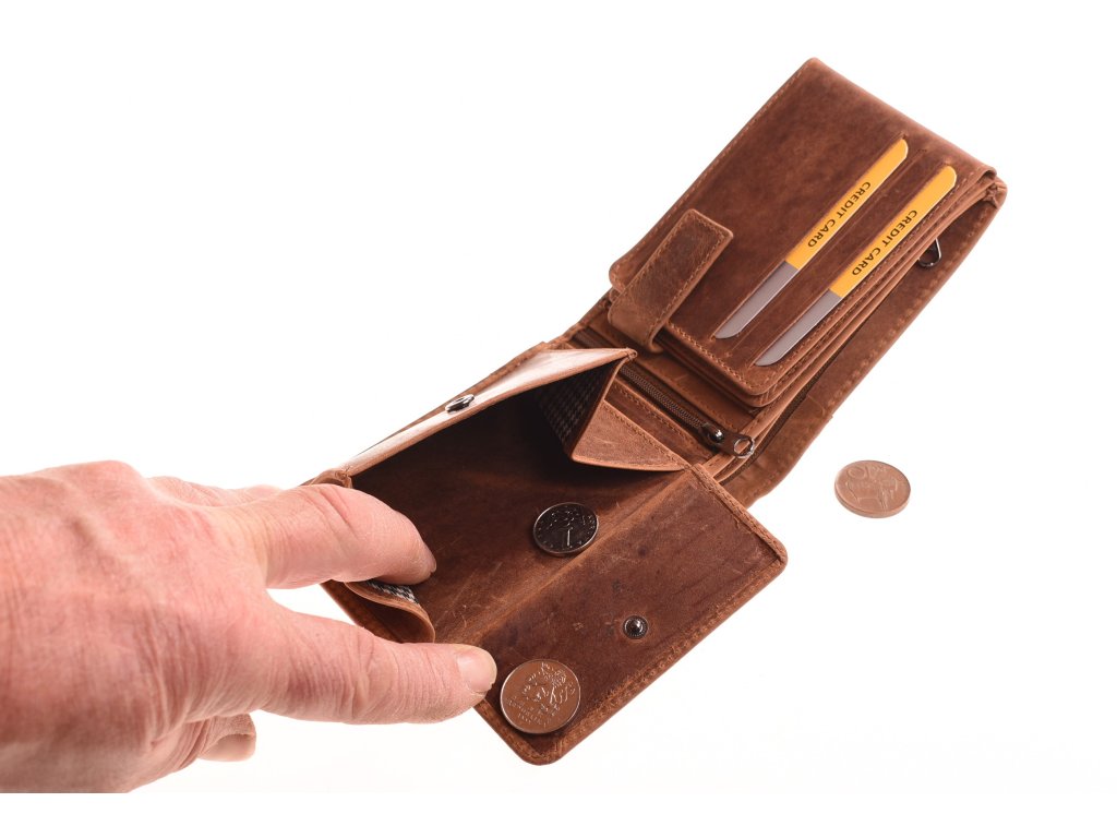 Detail broušené olejované kůže peněženky KUBÁT – safari vzhled