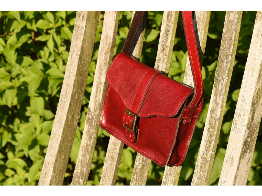 Detail lakované kožené kabelky Ája