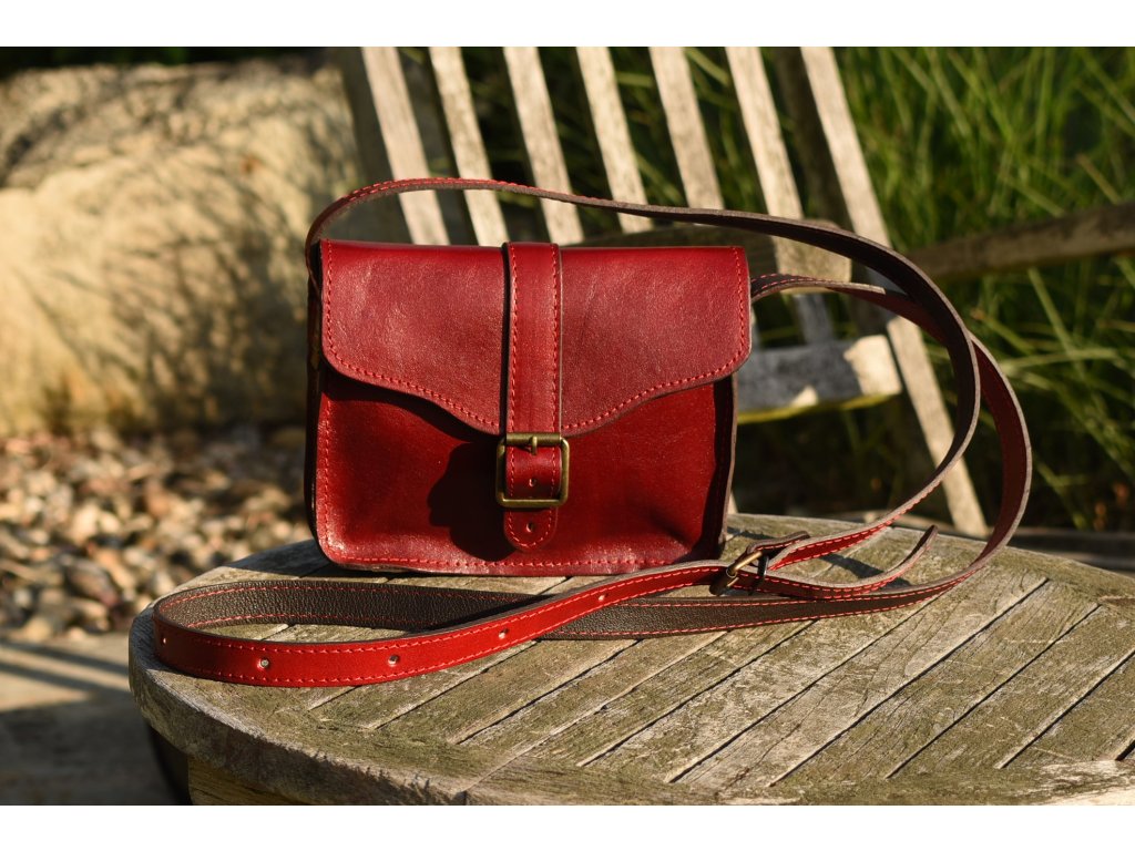 Kožená kabelka s přezkou Ája