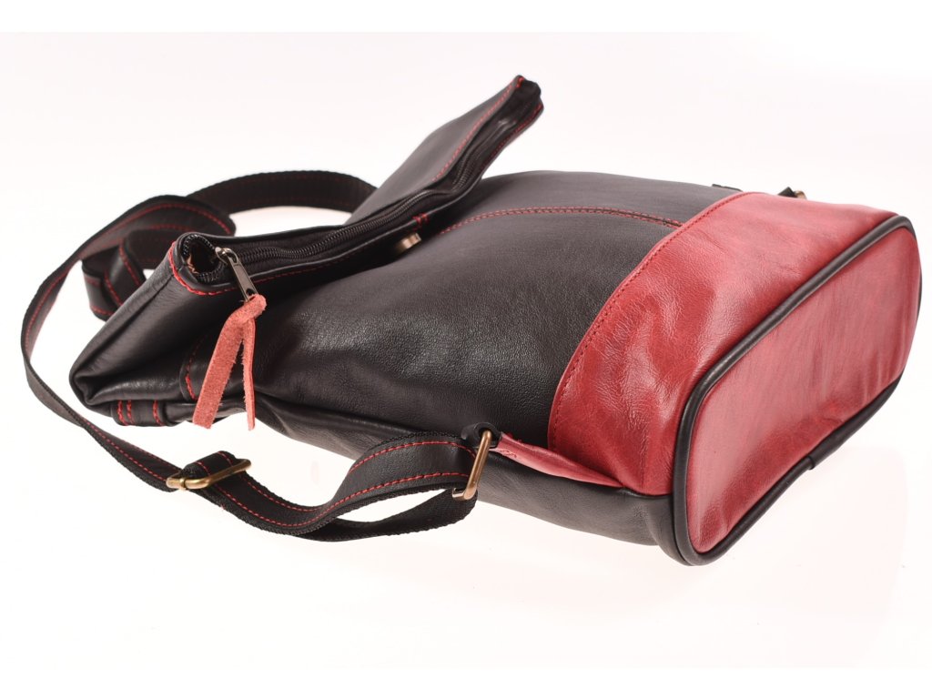 Detail kůže a šití – Irča