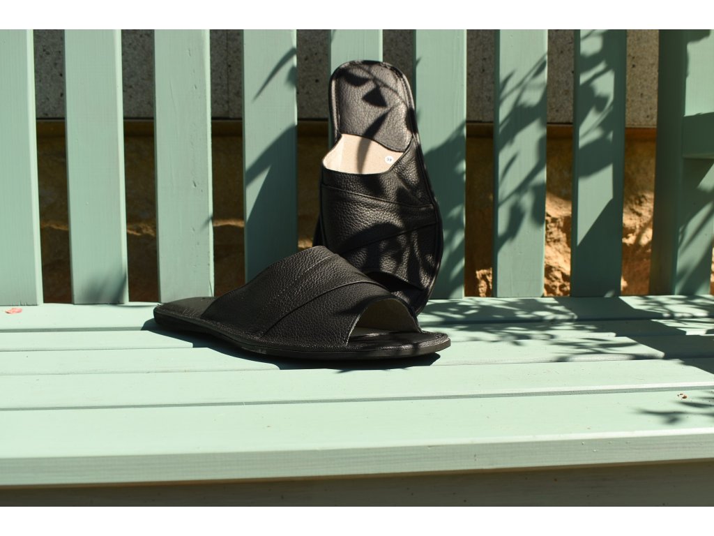 Kožené pantofle s protiskluzovou podrážkou