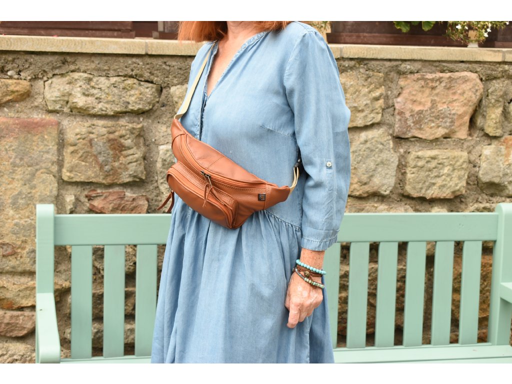 Detail zipů a popruhu ledvinky KUBÁT