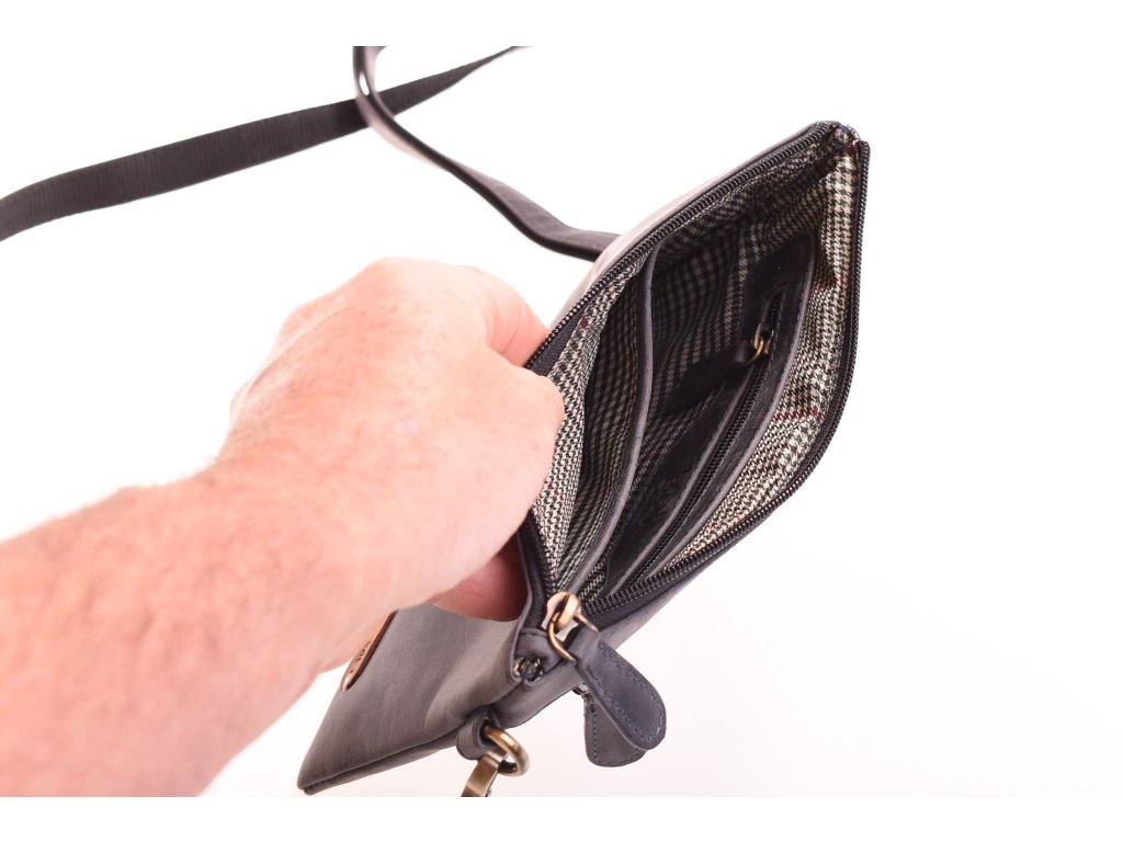 Detail koženého psaníčka Viky